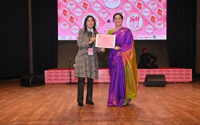 நடிகை தேவயானி முதன்முறையாக இயக்கி தயாரித்துள்ள குறும்படம் ‘கைக்குட்டை ராணி’ ஜெய்ப்பூர் சர்வதேச திரைப்பட விழாவில் விருதை வென்றது!