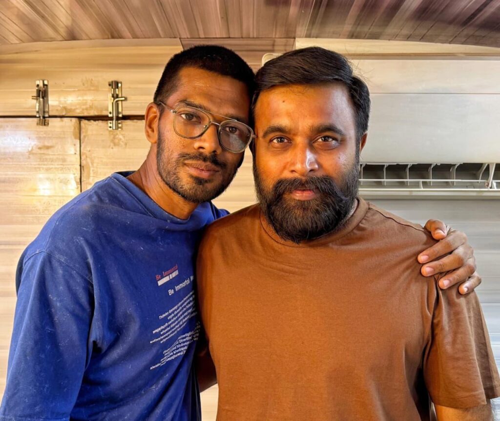 *’யாத்திசை’ பட இயக்குநரின் அடுத்தப் படத்தில் இணைந்துள்ளார் நடிகர் சசிகுமார்!*  *அவரது பிறந்தநாளை முன்னிட்டு படத்தின் அட்டகாசமான போஸ்டரை படக்குழு வெளியிட்டுள்ளது!*  நல்ல கதையம்சம் கொண்ட படங்களை ரசிகர்கள் கொண்டாடத் தவறுவதில்லை. அந்த வகையில், நல்ல படங்களை கொடுக்க வேண்டும் என்ற நோக்கத்துடன் திரைத்துறையில் களம் இறங்கி இருக்கும் தயாரிப்பாளர் ஜே. கமலக்கண்ணனின் ஜே.கே. ஃபிலிம் இண்டர்நேஷனல் தயாரிப்பு நிறுவனம் தனது முதல் படத்தை அறிவித்துள்ளது. இன்னும் தலைப்பிடப்படாத இந்தப் படத்தை விமர்சன ரீதியாக பாராட்டப்பட்டு, வணிகரீதியாகவும் வெற்றி பெற்ற ‘யாத்திசை’ பட இயக்குநர் தரணி ராசேந்திரன் இயக்குகிறார். இந்தப் படத்தில் நடிகர் சசிகுமார் முக்கியமான சிறப்பு கதாபாத்திரத்தில் நடிக்கிறார். அவரது பிறந்தநாளை முன்னிட்டு படத்தின் போஸ்டரை படக்குழு வெளியிட்டுள்ளது.   படம் குறித்து இயக்குநர் தரணி ராசேந்திரன் பகிந்து கொண்டதாவது, “நடிகர் சசிகுமார் எங்கள் கதையில் நடிக்க ஒப்புக் கொண்டது பெருமகிழ்ச்சி. பிரிட்டிஷ் சகாப்தத்தின் பின்னணியில் அமைக்கப்பட்ட இந்த கதையில், அவர் ஐஎன்ஏ அதிகாரியாக நடிக்கிறார். இந்த படத்தின் சுவாரஸ்யமான விஷயமாக ஆக்‌ஷன் காட்சிகள் இருக்கும்” என்கிறார்.   நடிகர்கள் தேர்வு குறித்து கேட்டபோது, “சசிகுமார் சார் தவிர வேறு யாரையும் இந்தக் கதாபாத்திரத்திற்கு கற்பனை செய்துகூட பார்க்க முடியவில்லை. அந்த அளவிற்கு தன் நடிப்பால் கதாபாத்திரத்தையும் படத்தையும் மெருகேற்றியுள்ளார் சசிகுமார். ‘டூரிஸ்ட் ஃபேமிலி’ படத்தின் வெற்றிக்குப் பின்பு அவர் இந்தப் படத்தின் கதையை கேட்டு உடனே ஒத்துக்கொண்டது எங்களுக்கு ஆச்சரியமான விஷயம்” என்றார்.   படப்பிடிப்பு 70 சதவீதம் நிறைவடைந்த நிலையில், ஜே.கே. ஃபிலிம் இன்டர்நேஷனல் இன்னும் பெயரிடப்படாத இந்தப் படத்தை பிரம்மாண்டமாக தயாரித்து வருகிறது.   சேயோன், பவானி ஸ்ரீ, சமுத்திரக்கனி, ஷிவதா, கிஷோர் உள்ளிட்ட பலர் இந்த படத்தில் நடித்துள்ளனர். நடிகர் சசிகுமாருக்கும் படக்குழு தங்களது வாழ்த்துக்களை தெரிவித்துள்ளது. படம் குறித்தான அடுத்தடுத்த அறிவிப்புகள் விரைவில் வெளியாகும்.!