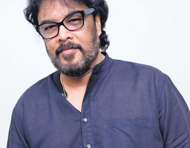 மொமண்ட் என்டர்டெயின்மெண்ட்ஸ் பேனரில் ஜி.ஏ. ஹரிகிருஷ்ணன், துர்கா தேவி ஹரிகிருஷ்ணன் தயாரிப்பில் சுந்தர் சி நடிக்கும் திகில் நிறைந்த பேய் படம்!