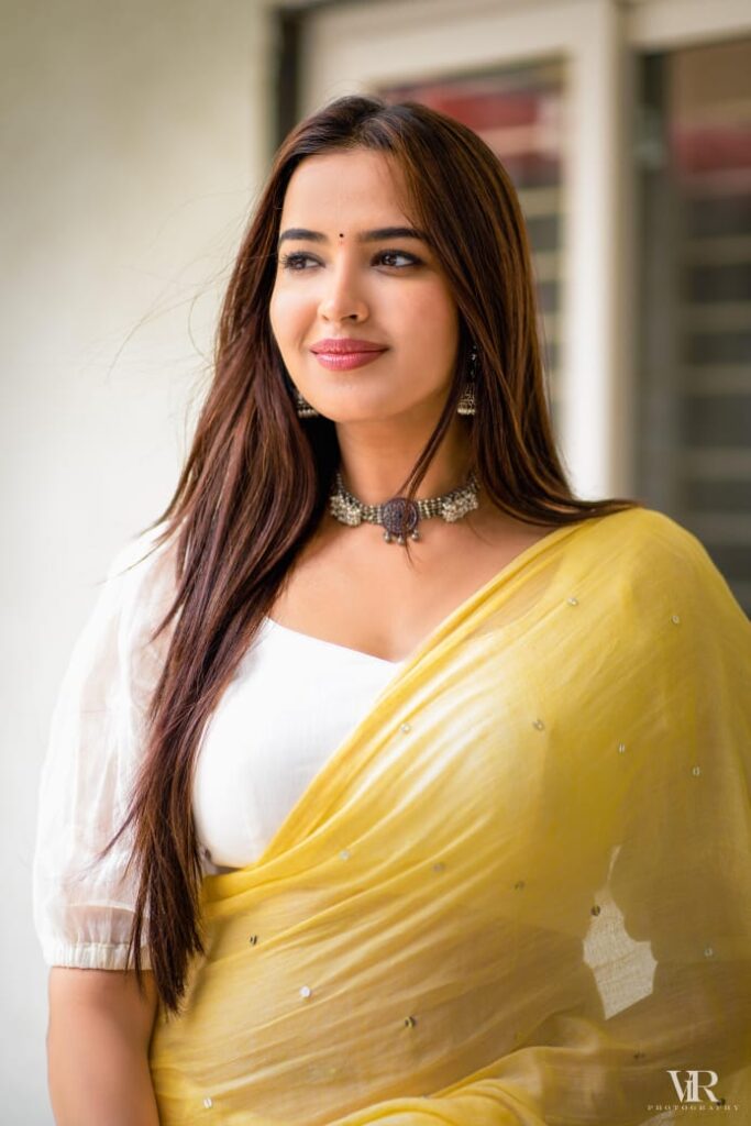 ‘சிக்னல் அட் 11:30’ படத்தின் மூலம் தமிழ் சினிமாவில் அறிமுகமாகும் நடிகை புஜிதா பொன்னாடா!